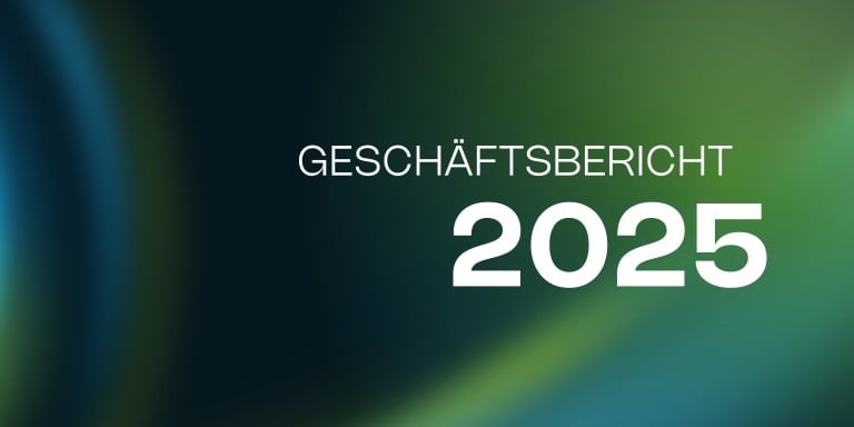 Titelseite des Geschäftsberichts 2025 mit blau-grünem Farbverlauf und der Aufschrift „Geschäftsbericht 2025“.