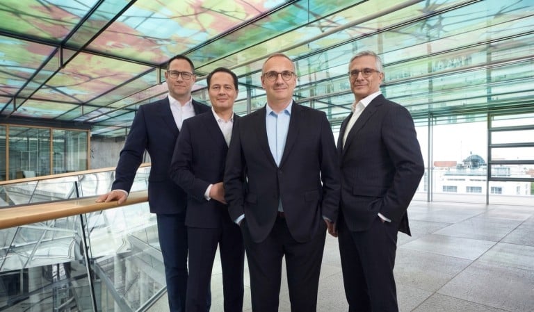 Das Management der SEFE steht gemeinsam in einem Glasgebäude – Mitglieder des Management Councils repräsentieren Führung und Verantwortung im Energiesektor.
