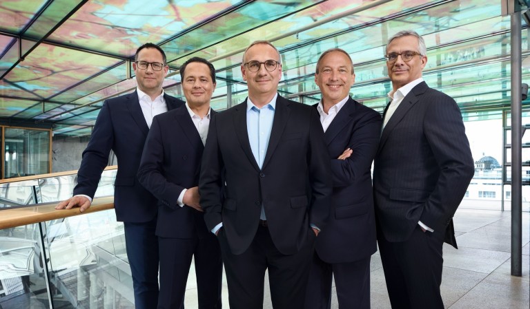Das Management der SEFE steht gemeinsam in einem Glasgebäude. Die Mitglieder des Management Councils repräsentieren Führung und Verantwortung im Energiesektor.