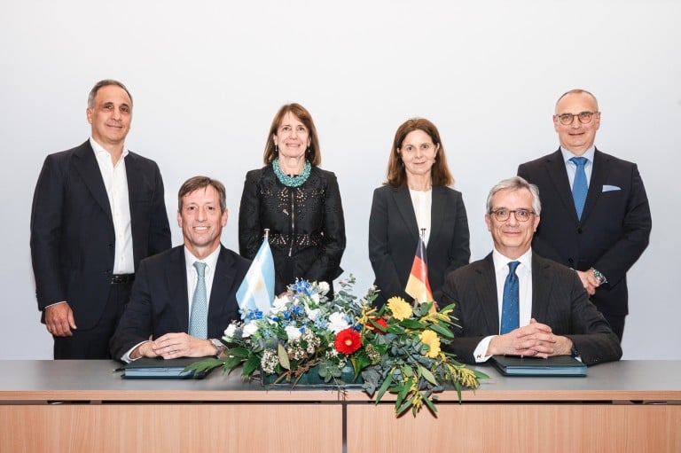 📷 Standing: from left to right: Marcos Bulgheroni, CEO of Pan American Energy Group; Betina Pasquali de Fonseca, Ambassador of the Argentine Republic to the Federal Republic of Germany; Doris Honold, Vice Chair of the Supervisory Board of SEEHG Securing Energy for Europe Holding GmbH; Dr Egbert Laege, CEO of SEFE Securing Energy for Europe GmbH Seated: from left to right:Rodolfo Freyre, Chairman of the Board of Southern Energy S.A.; Frédéric Barnaud, CCO of SEFE Securing Energy for Europe GmbH
